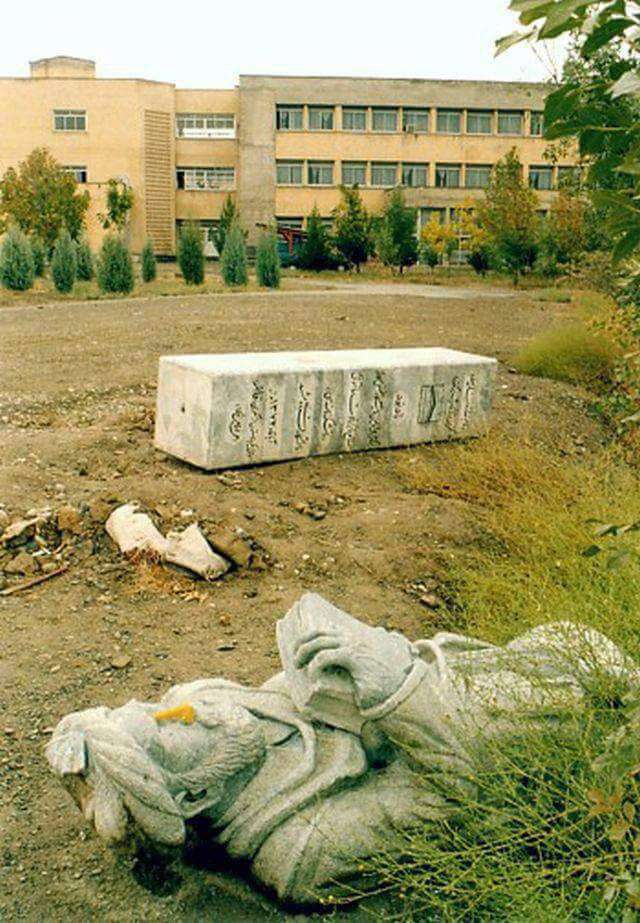 مجسمهٔ واژگون شدهٔ فردوسي در مقابل دانشگاه فردوسي مشهد!